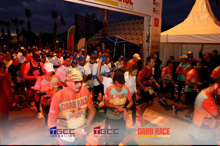 Départ de la Darb Race au lever du jour, sous l'arche illuminée
